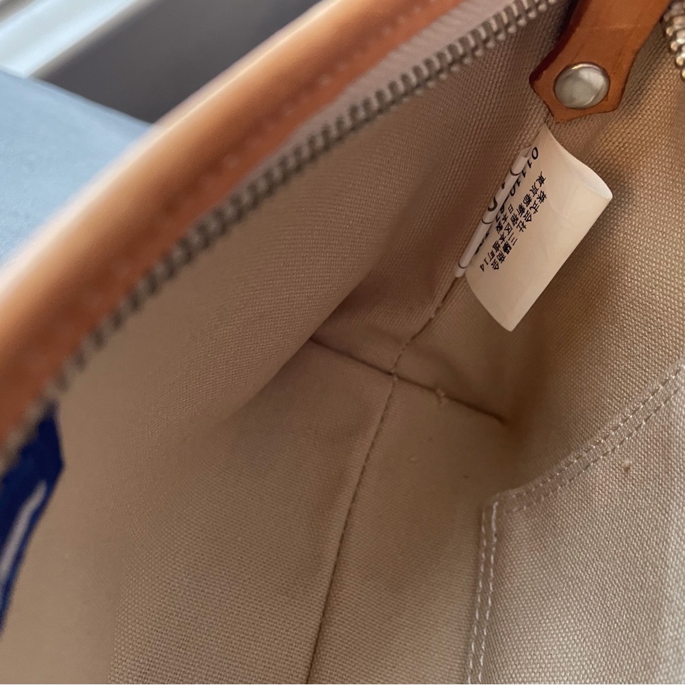 Burberry White and Orange Shoulder Bag with Elegant Design - Picture 9 of 10